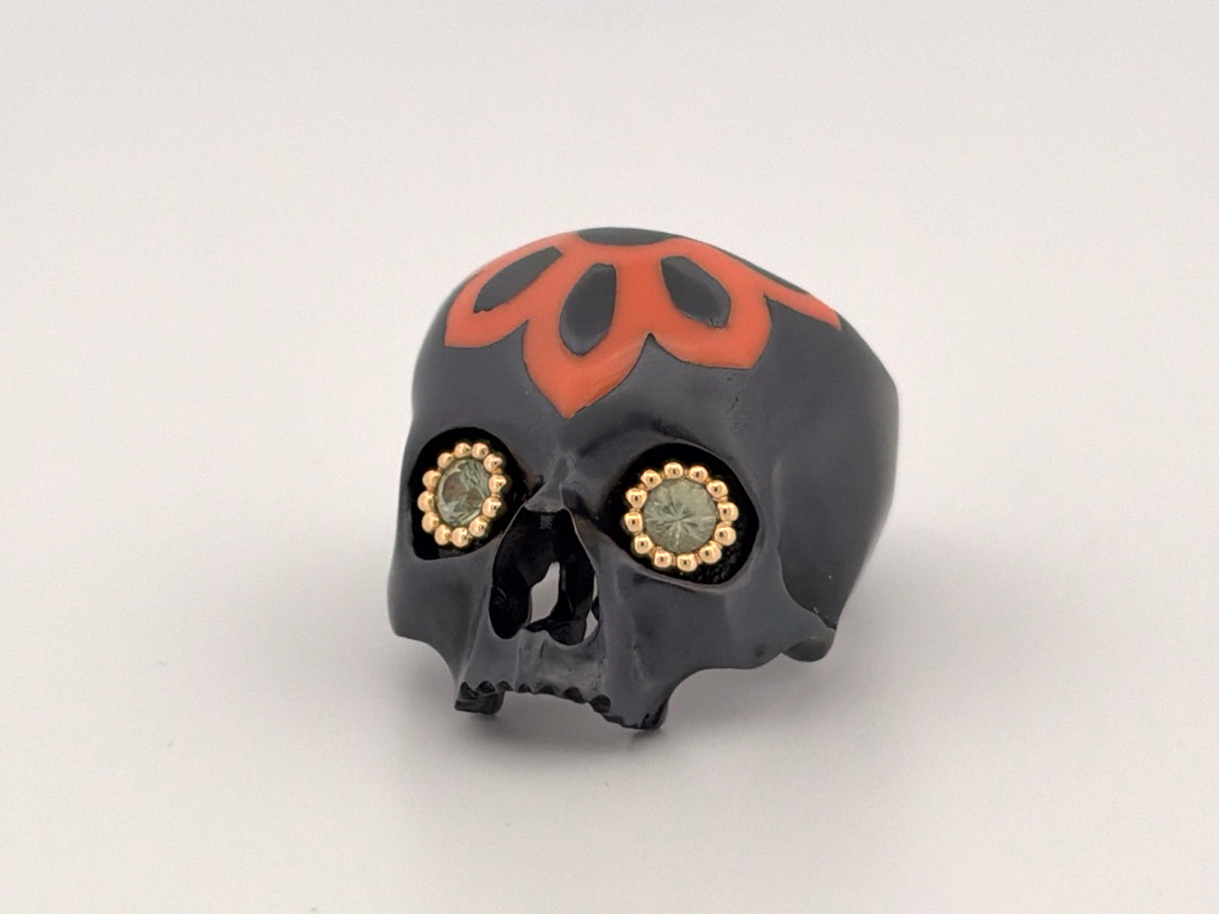 Bague Calavera en titane noir, laque corail et saphirs verts sertis d'or