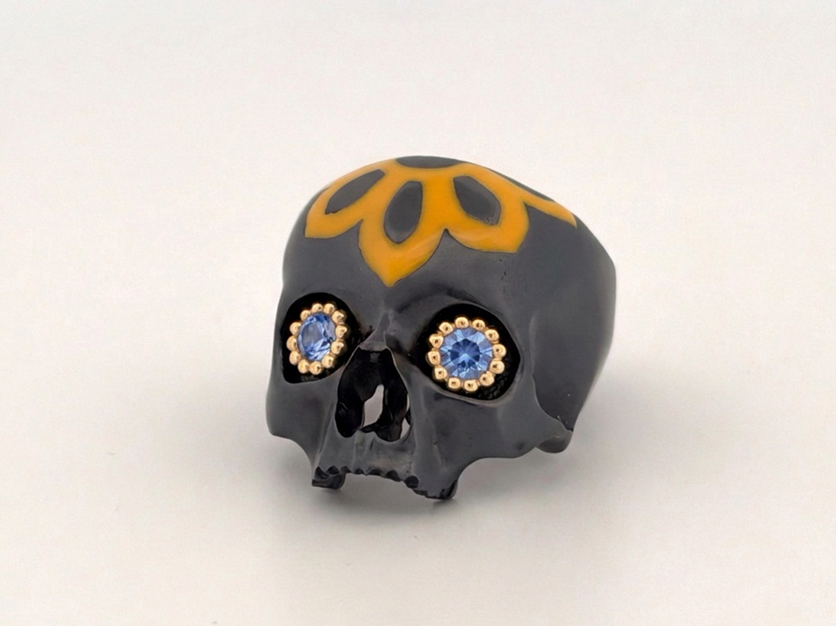 Bague Calavera en titane noir, laque jaune et saphirs bleus sertis d'or