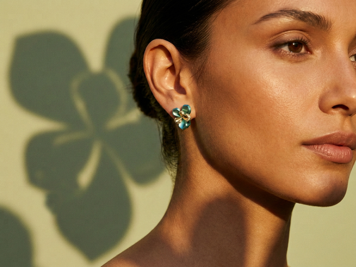 Boucle d'oreille succulente en titane bleu-vert, or et diamants portée